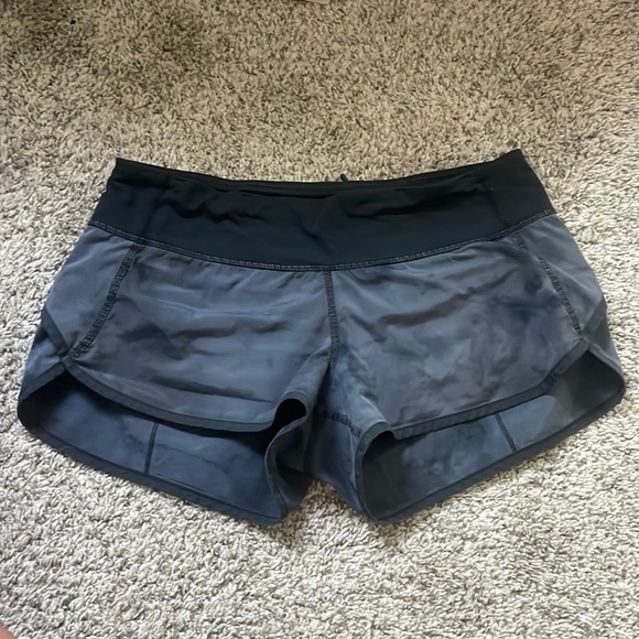 size 6 Lulu lemon shorts - Picture 1 of 5